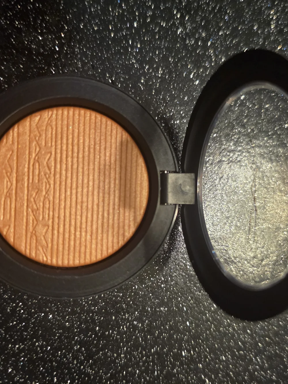 MAC Cosmetics Just A Pinch Blush - Black Compact